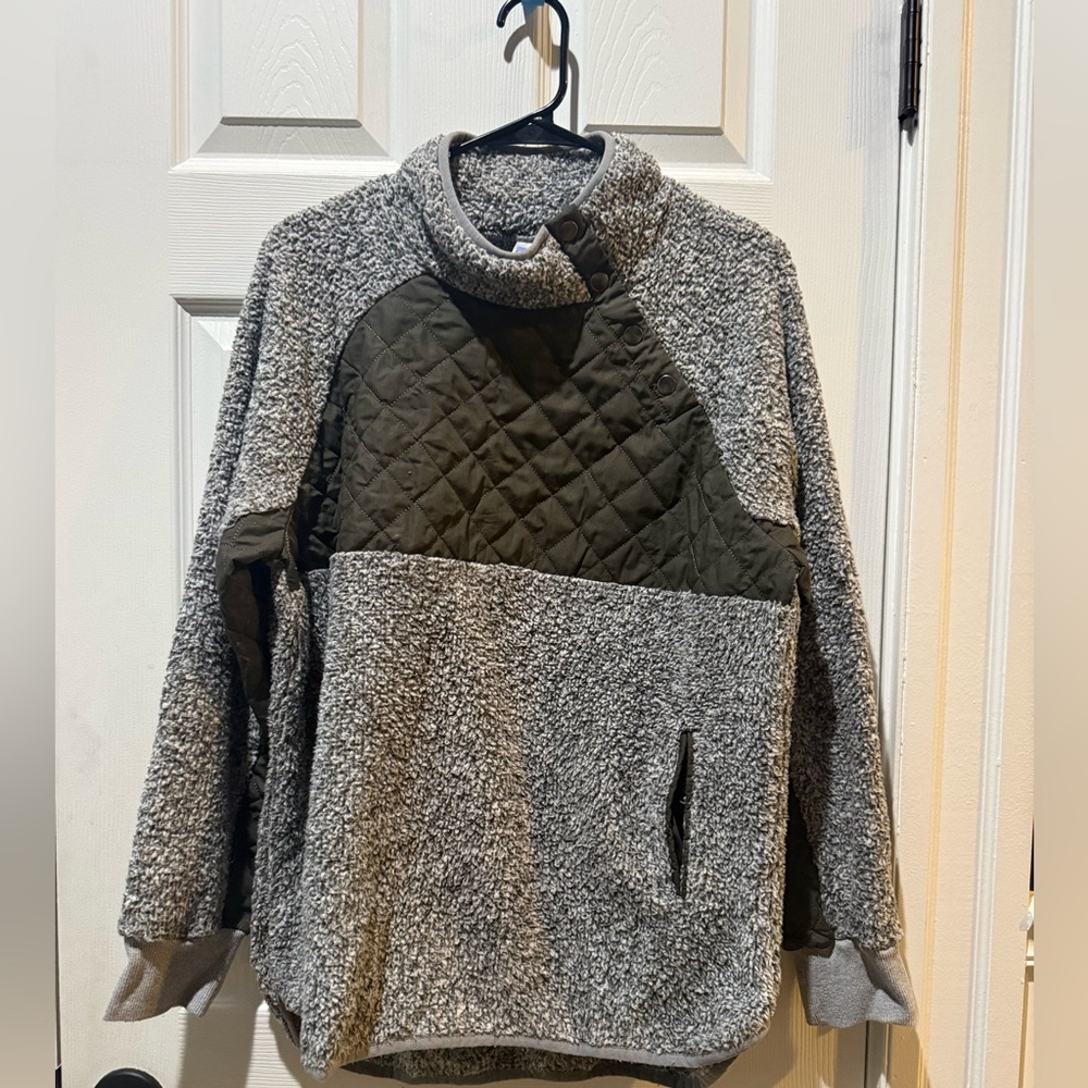 Cozy Gray Sherpa Pullover with Quilted Olive Yoke Size Large